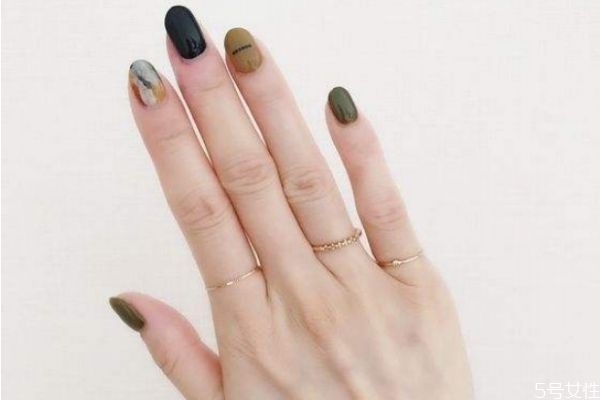 指甲油一定要用灯烤吗,只有用烤灯的指甲油还有什么方法可以干 指甲油一定要用灯烤吗,只有用烤灯的指甲油还有什么方法可以干