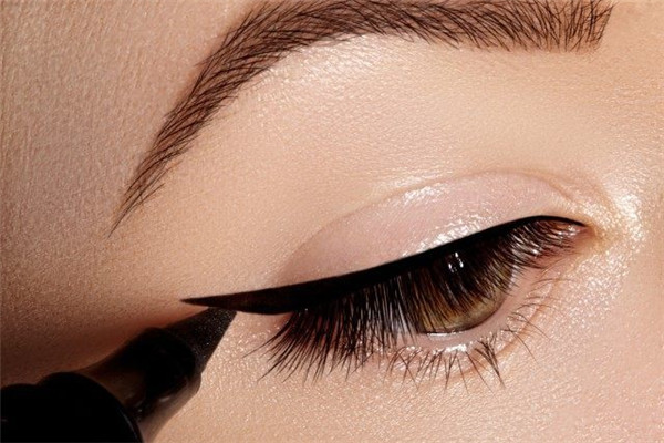 眼线用黑色好还是棕色好,眼线是黑色好看还是棕色好看