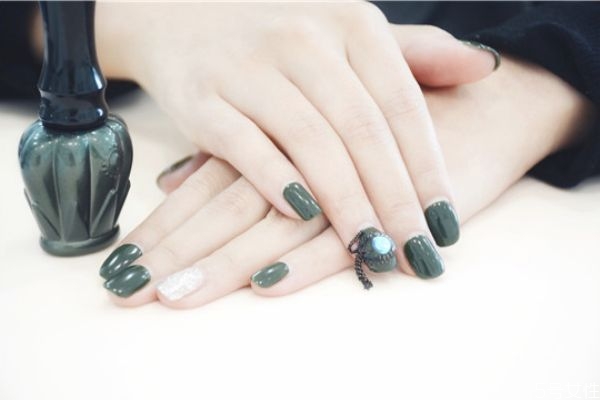 美甲的磁铁怎么用,做美甲的磁铁是什么时候用的呀