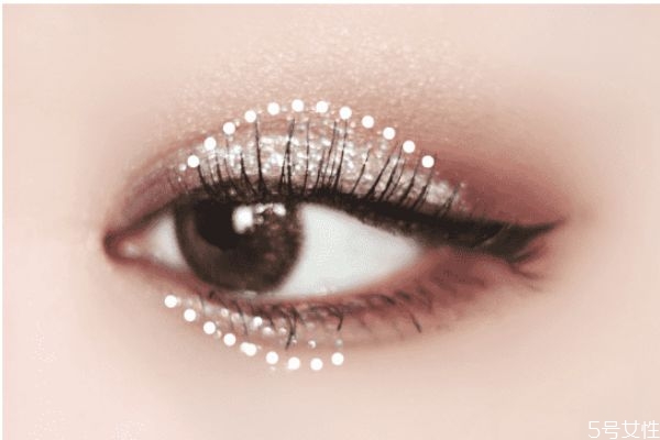 烟熏妆适合哪些人,烟熏妆适合的人群及场合