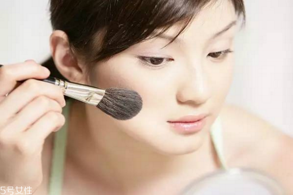 冬天脸出油厉害怎么办,为什么夏天脸上爱出油 冬天脸出油厉害怎么办,为什么夏天脸上爱出油