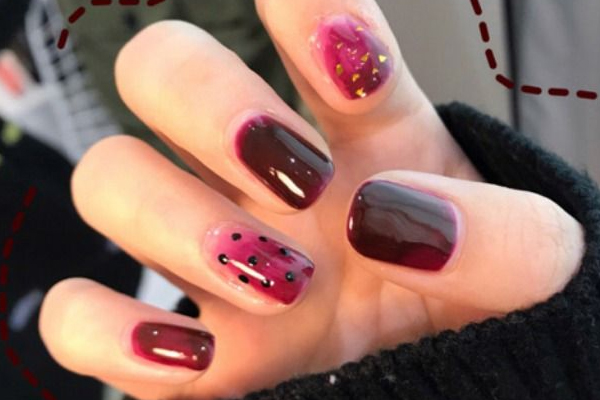 2019流行美甲图片红色,2020显白美甲图片红色