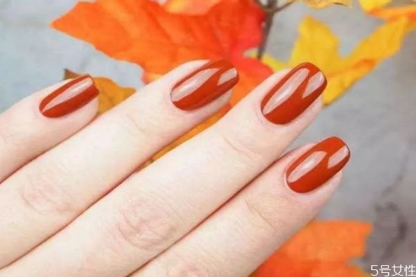 适合秋冬季指甲油颜色 显白,显白的指甲油颜色冬季