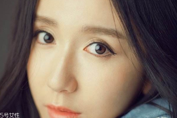 新手戴美瞳适合日抛还是月抛,美瞳新手应该买日抛还是月抛