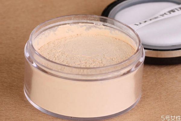 粉底液后几分钟用散粉比教好,粉底液用完多久之后用散粉 粉底液后几分钟用散粉比教好,粉底液用完多久之后用散粉