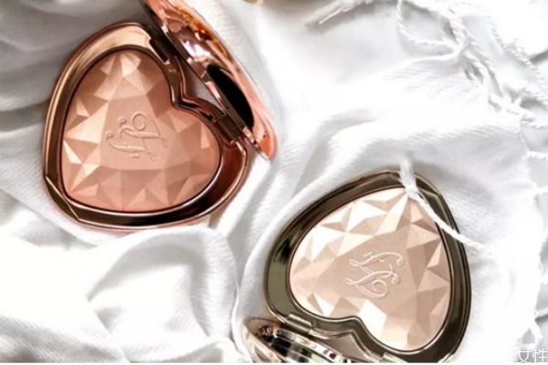 高光粉可以定妆吗?和散粉并不相同,高光之后要定妆粉吗