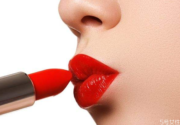 厚嘴唇如何涂口红好看,上嘴唇薄下嘴唇厚怎么涂口红好看