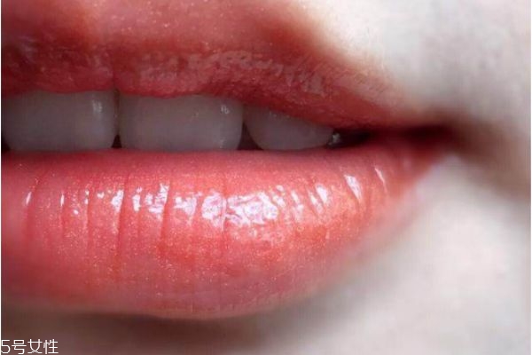 什么是玻璃唇釉,玻璃唇是什么意思 什么是玻璃唇釉,玻璃唇是什么意思