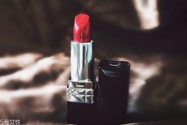 兰蔻505和迪奥999哑光对比,兰蔻505和迪奥999颜色一样吗 兰蔻505和迪奥999哑光对比,兰蔻505和迪奥999颜色一样吗