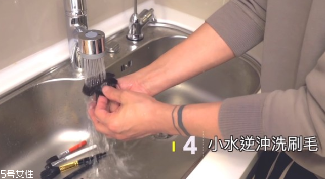 为什么涂了指甲油感觉不透气,指甲油影响指甲透气吗