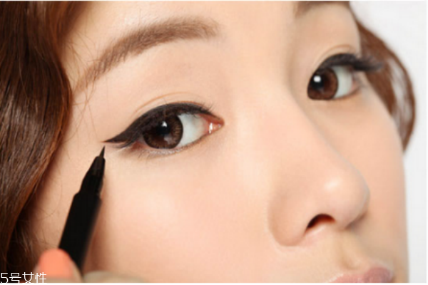 新手怎么画眼线简单又好看,新手怎样画眼线简单 新手怎么画眼线简单又好看,新手怎样画眼线简单