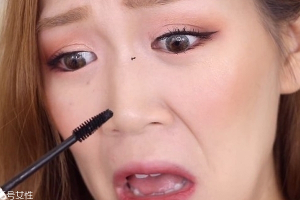 睫毛膏弄到脸上怎么办,睫毛膏沾到眼皮上怎么办