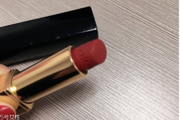香奈儿58号口红黄皮可以用吗?,香奈儿丝绒58号口红怎么样