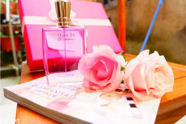 兰蔻奇迹绽放香水好闻吗,兰蔻奇迹香水和奇迹绽放的区别