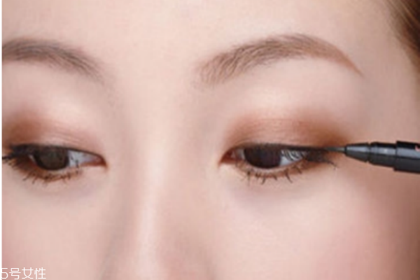 才买的眼线笔不出水怎么办,新买的眼线笔不出水怎么回事 才买的眼线笔不出水怎么办,新买的眼线笔不出水怎么回事