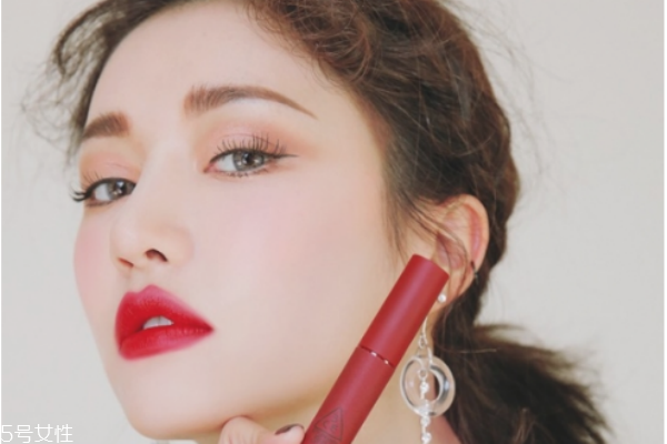 涂完口红要不要抿嘴巴,为什么涂上口红不能抿嘴 涂完口红要不要抿嘴巴,为什么涂上口红不能抿嘴