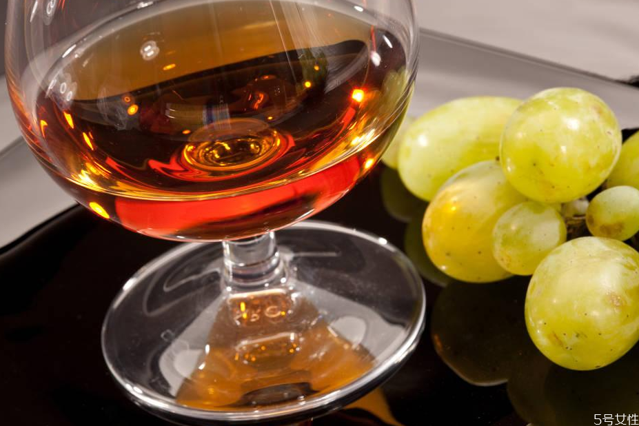 白兰地和威士忌的区别哪个好喝,白兰地和威士忌的区别 两种酒哪种好喝 白兰地和威士忌的区别哪个好喝,白兰地和威士忌的区别 两种酒哪种好喝