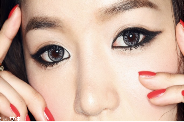 如何自己给自己画眼线,怎么给自己画眼线