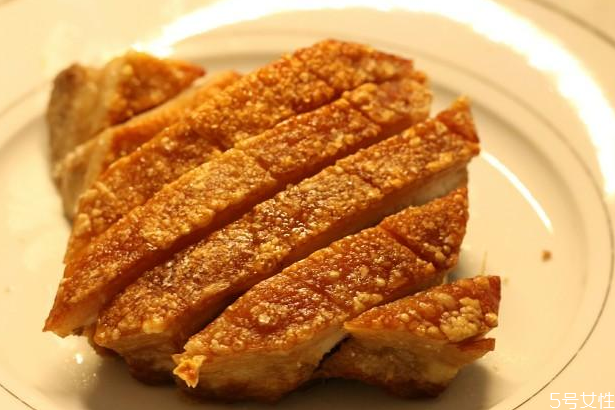 脆皮五花肉爆皮技巧,用什么可以把脆皮五花肉怎么爆皮 脆皮五花肉爆皮技巧,用什么可以把脆皮五花肉怎么爆皮