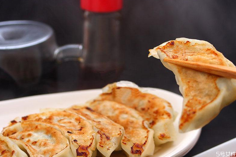 锅贴的做法,煎锅贴的小窍门