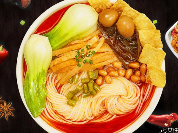 煮螺蛳粉可以不换水吗,螺蛳粉为什么要换水煮