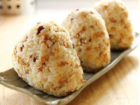 饭团用糯米还是大米,饭团要用糯米吗
