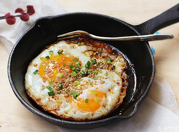 煎蛋不放油可以煎吗,煎蛋能不放油吗