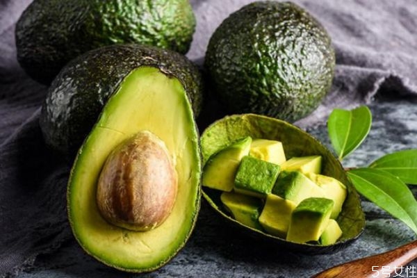 牛油果里面有黑色纤维能吃吗,牛油果肉里有黑色纤维可以吃吗