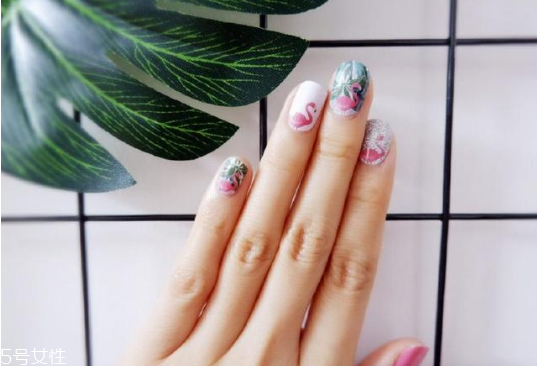 什么颜色指甲油显手白(什么颜色的指甲油显手白) 什么颜色指甲油显手白(什么颜色的指甲油显手白)