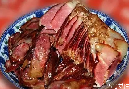 烟熏肉盐和肉的比例,做烟熏肉10斤肉需放好多盐