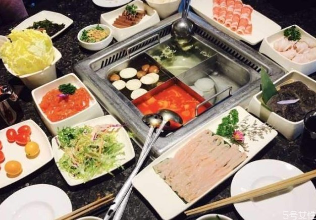 海底捞两个人吃300够吗,海底捞两个人吃300够吗人均消费普遍是要上百元的