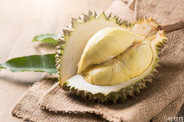 吃少量榴莲可以喝酒吗,喝酒可以吃榴莲不