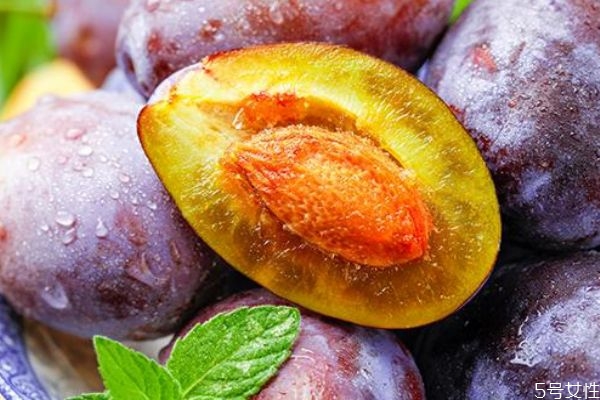 西梅应该早上还是晚上吃,西梅汁早上喝还是晚上喝好