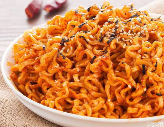 火鸡面和方便面的区别热量,火鸡面和方便面的区别? 火鸡面和方便面的区别热量,火鸡面和方便面的区别?