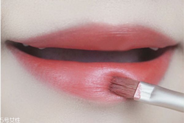 怎么用唇刷涂口红视频,如何使用唇刷涂口红 怎么用唇刷涂口红视频,如何使用唇刷涂口红