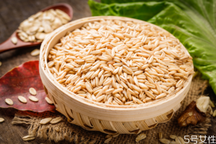 减肥吃糙米好还是燕麦米好,燕麦和糙米哪个减肥效果好 减肥吃糙米好还是燕麦米好,燕麦和糙米哪个减肥效果好