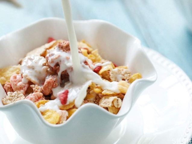 酸奶水果燕麦片的正确做法,水果燕麦片酸奶吃法