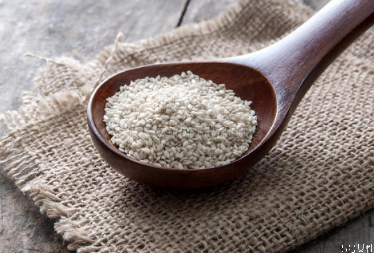 生芝麻跟熟芝麻的区别,生芝麻和熟芝麻怎么区别 生芝麻跟熟芝麻的区别,生芝麻和熟芝麻怎么区别