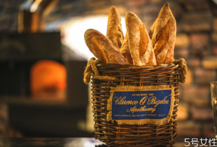 法棍面包这么硬怎么吃,法式面包棍太硬怎么吃