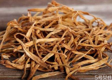 新鲜的黄花菜可以吃吗有毒吗,新鲜的黄花菜可以吃吗?怎么吃?