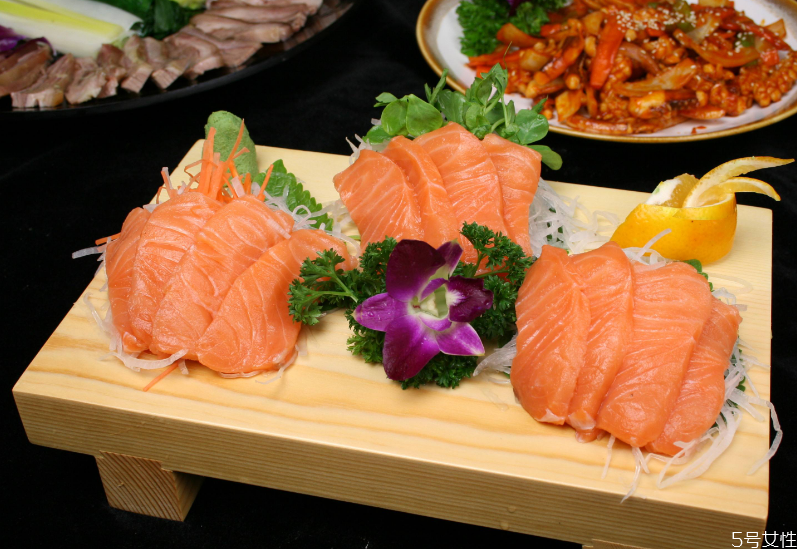 三文鱼为什么要加芥末,三文鱼配芥末到底怎么吃 三文鱼为什么要加芥末,三文鱼配芥末到底怎么吃