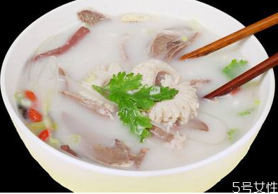 炖羊肉汤放牛奶汤白吗,羊肉汤里加牛奶会白吗