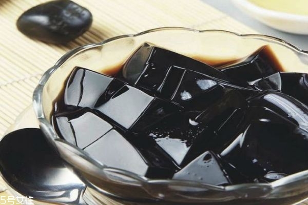 龟苓膏是怎么做的呢(龟苓膏什么做的)