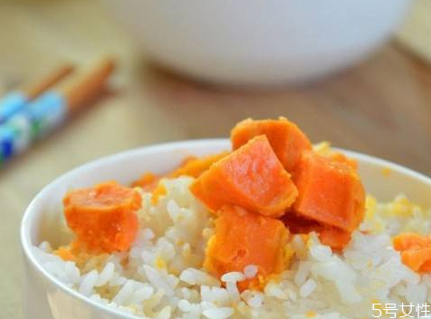 红薯饭的热量高吗,红薯和米饭哪个热量高