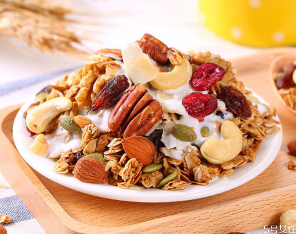 水果麦片热量高吗减肥时可以吗,牛奶泡水果麦片热量高吗