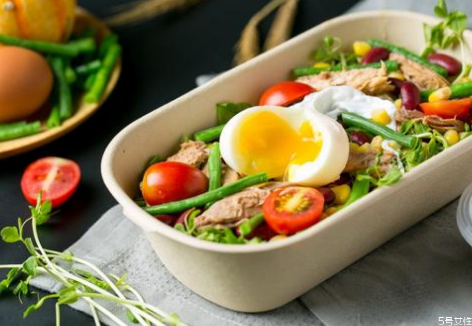 蔬菜沙拉可以加热吗,蔬菜沙拉可以放微波炉加热吗