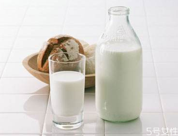 牛奶脱脂的好还是全脂的好,脱脂牛奶和全脂牛奶哪个对身体好