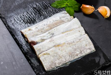 冷冻带鱼段怎么做好吃又简单,冷冻带鱼段怎么处理干净