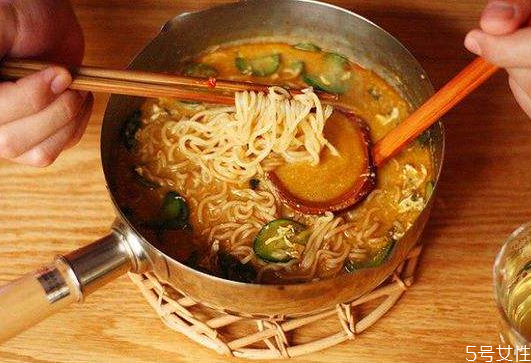 泡面吃多了会发胖吗?,泡面吃多了会发胖吗睡觉前吃会发胖吗