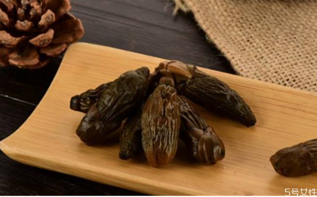 槟榔放在啤酒里面有什么效果,喝啤酒放槟榔有什么用?